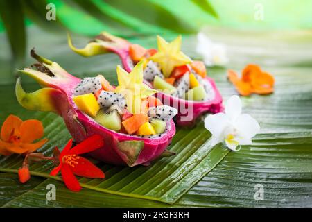 Exotischer Obstsalat serviert in halber Drachenfrucht Stockfoto