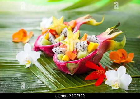 Exotischer Obstsalat serviert in halber Drachenfrucht Stockfoto