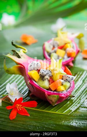 Exotischer Obstsalat serviert in halber Drachenfrucht Stockfoto