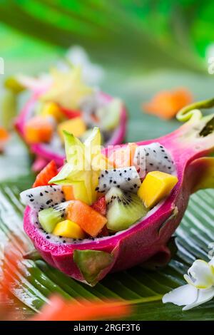 Exotischer Obstsalat serviert in halber Drachenfrucht Stockfoto