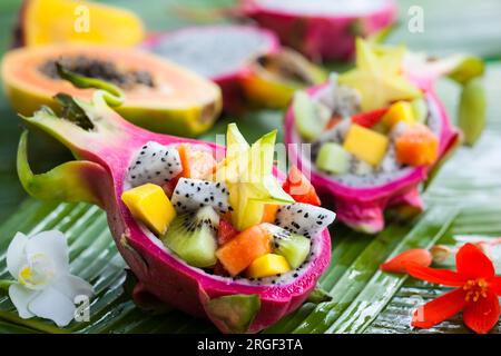 Exotischer Obstsalat serviert in halber Drachenfrucht Stockfoto