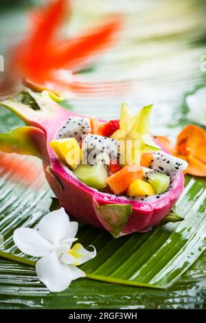 Exotischer Obstsalat serviert in halber Drachenfrucht Stockfoto