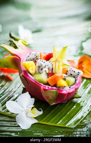 Exotischer Obstsalat serviert in halber Drachenfrucht Stockfoto