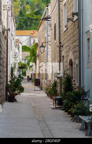 Ston ist eine kleine Stadt in der Nähe von Dubrovnik in Kroatien, die sich im Süden der Halbinsel Peljesac befindet und berühmt für ihre Salzpfannen und ihre mittelalterliche Mauer ist Stockfoto