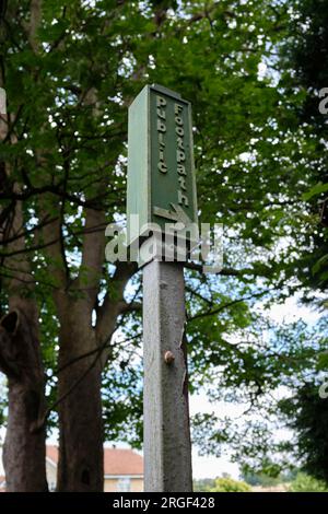 Beschilderung für öffentliche Fußwege, Womersley, North Yorkshire, Nordengland, Großbritannien Stockfoto