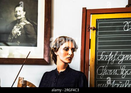 alte historische Klassenzimmer mit Frau Lehrerin, Altes Historisches Klassenzimmer Mit Lehrerin Stockfoto