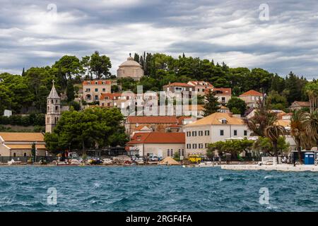 Die malerische Fischerstadt Cavtat in der Gegend von Dubrovnik, von einem hohen Aussichtspunkt aus gesehen, mit Blick auf das Dorf mit dunklem und dramatischem Himmel Stockfoto