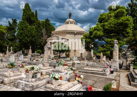 Cavtat, Kroatien 07-26-2023 historischer Friedhof des Fischerdorfes Cavtat bei Dubrovnik mit dem Mausoleum der Familie Racic auf dem Hügel Stockfoto