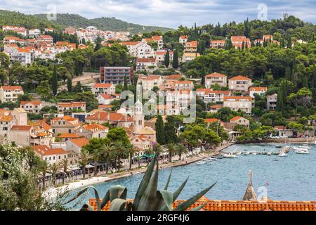 Die malerische Fischerstadt Cavtat in der Gegend von Dubrovnik, von einem hohen Aussichtspunkt aus gesehen, mit Blick auf das Dorf mit dunklem und dramatischem Himmel Stockfoto