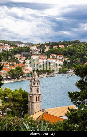 Die malerische Fischerstadt Cavtat in der Gegend von Dubrovnik, von einem hohen Aussichtspunkt aus gesehen, mit Blick auf das Dorf mit dunklem und dramatischem Himmel Stockfoto