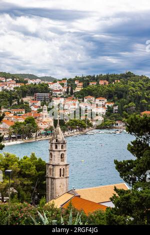 Die malerische Fischerstadt Cavtat in der Gegend von Dubrovnik, von einem hohen Aussichtspunkt aus gesehen, mit Blick auf das Dorf mit dunklem und dramatischem Himmel Stockfoto