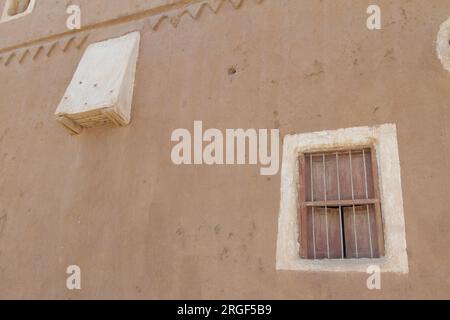 Alte hölzerne Türen und Fenster aus dem Dorf des arabischen Kulturerbes in riad in Saudi-Arabien Stockfoto