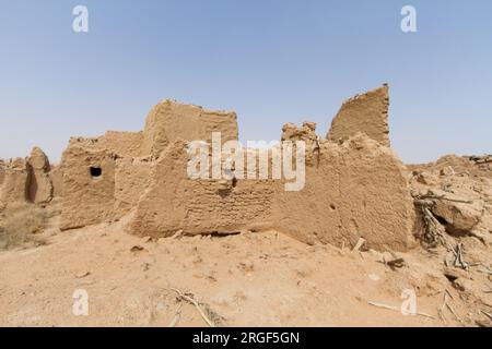 Ruinen der alten arabischen Altstadt aus Lehmziegeln, alte Moschee mit Minarett in riad, saudi-arabien Stockfoto