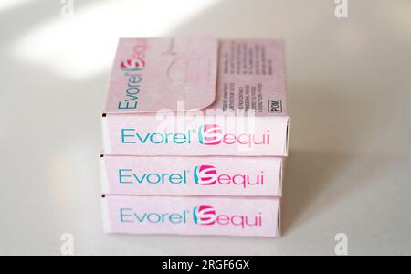 Evorel Sequi HRT Patches - Everol Sequi ist eine sequenzielle oder zyklische HRT, für Frauen, die noch Regelblutungen haben, aber menopausale Symptome haben Stockfoto