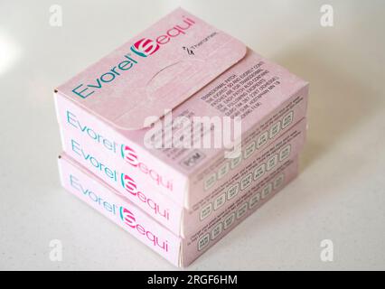 Evorel Sequi HRT Patches - Everol Sequi ist eine sequenzielle oder zyklische HRT, für Frauen, die noch Regelblutungen haben, aber menopausale Symptome haben Stockfoto