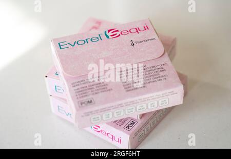 Evorel Sequi HRT Patches - Everol Sequi ist eine sequenzielle oder zyklische HRT, für Frauen, die noch Regelblutungen haben, aber menopausale Symptome haben Stockfoto