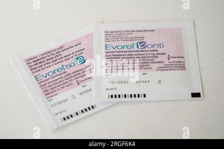 Evorel Sequi HRT Patches - Everol Sequi ist eine sequenzielle oder zyklische HRT, für Frauen, die noch Regelblutungen haben, aber menopausale Symptome haben Stockfoto