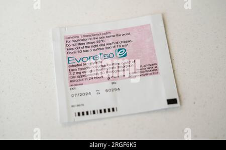 Evorel Sequi HRT Patches - Everol Sequi ist eine sequenzielle oder zyklische HRT, für Frauen, die noch Regelblutungen haben, aber menopausale Symptome haben Stockfoto