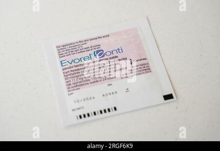 Evorel Sequi HRT Patches - Everol Sequi ist eine sequenzielle oder zyklische HRT, für Frauen, die noch Regelblutungen haben, aber menopausale Symptome haben Stockfoto