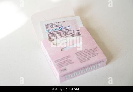 Evorel Sequi HRT Patches - Everol Sequi ist eine sequenzielle oder zyklische HRT, für Frauen, die noch Regelblutungen haben, aber menopausale Symptome haben Stockfoto