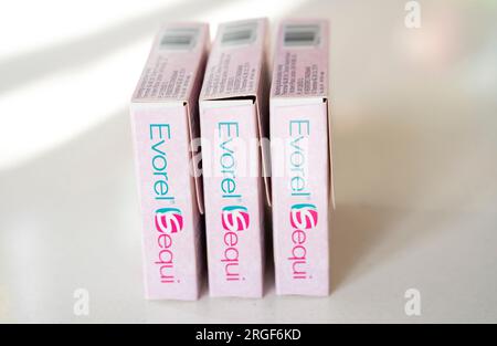 Evorel Sequi HRT Patches - Everol Sequi ist eine sequenzielle oder zyklische HRT, für Frauen, die noch Regelblutungen haben, aber menopausale Symptome haben Stockfoto