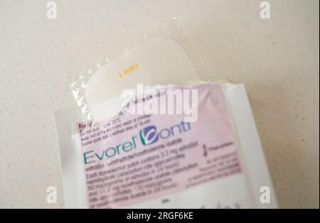 Evorel Sequi HRT Patches - Everol Sequi ist eine sequenzielle oder zyklische HRT, für Frauen, die noch Regelblutungen haben, aber menopausale Symptome haben Stockfoto