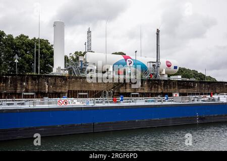 Flüssigfrachtschiff Blue Marleen an der Bunkerstation für Flüssigerdgas (LNG) von Land zu Schiff im Rheinhafen im Stadtbezirk Niehl, Stockfoto