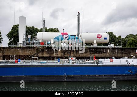 Flüssigfrachtschiff Blue Marleen an der Bunkerstation für Flüssigerdgas (LNG) von Land zu Schiff im Rheinhafen im Stadtbezirk Niehl, Stockfoto