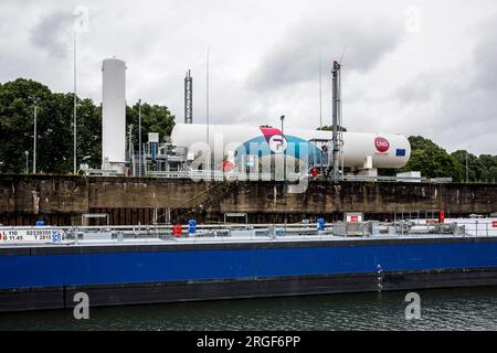 Flüssigfrachtschiff Blue Marleen an der Bunkerstation für Flüssigerdgas (LNG) von Land zu Schiff im Rheinhafen im Stadtbezirk Niehl, Stockfoto