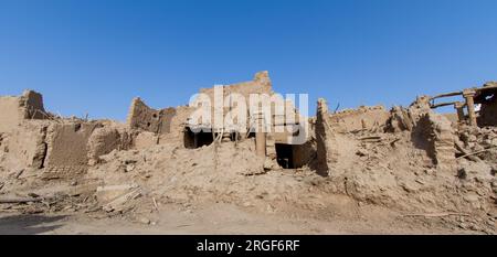 Ruinen der alten arabischen Altstadt aus Lehmziegeln, alte Moschee mit Minarett in riad, saudi-arabien Stockfoto