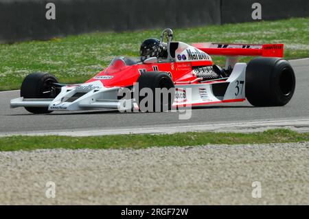 Mugello Circuit, 1. April 2007: Unbekannter Lauf auf dem Classic F1 Car 1976 McLaren M26 Ex James Hunt auf dem Mugello Circuit in Italien während des Mugello Historic Festiva Stockfoto