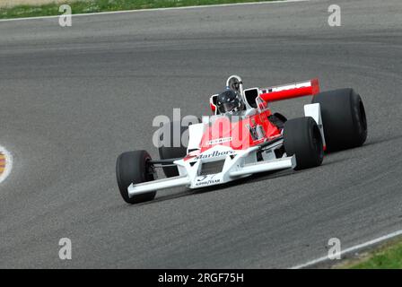 Mugello Circuit, 1. April 2007: Unbekannter Lauf auf dem Classic F1 Car 1976 McLaren M26 Ex James Hunt auf dem Mugello Circuit in Italien während des Mugello Historic Festiva Stockfoto