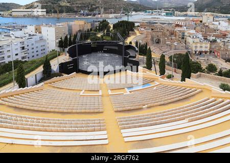 CARTAGENA, SPANIEN - 19. MAI 2017: Dies ist ein Blick auf das moderne Freilufttheater und die archäologische Stätte des nahe gelegenen antiken römischen Theaters. Stockfoto