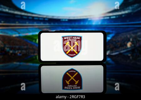 Logo des englischen Premier League-Meisterschaftsvereins West Ham United auf dem Bildschirm Stockfoto