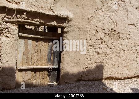 Ruinen der alten arabischen Altstadt aus Lehmziegeln, alte Moschee mit Minarett in riad, saudi-arabien Stockfoto