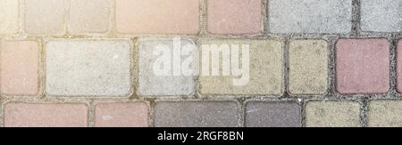 Oberfläche von mehrfarbigen Pflasterplatten. Schönes Muster, Nahaufnahme des Hintergrunds Stockfoto