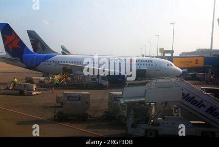 Gepäckabfertiger Verladen von Gepäck auf den Israir Airbus A320 am Terminal 2 Heathrow Airport London England Stockfoto