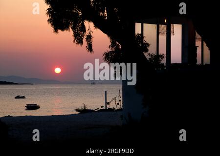 Vouliagmeni Beach Athen Griechenland Sonnenuntergang über dem Meer Stockfoto