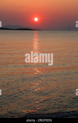 Vouliagmeni Beach Athen Griechenland Sonnenuntergang über dem Meer Stockfoto