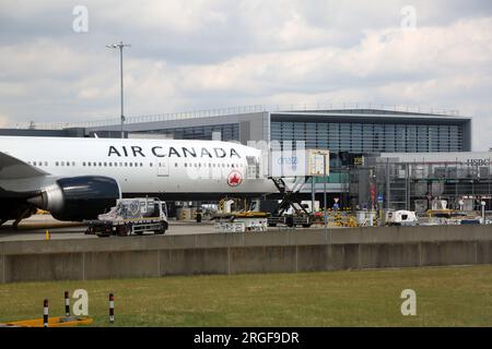 Catering-Lastkraftwagen, der Lebensmittel auf das Air Canada Aeroplane vor Terminal 2 Heathrow Airport London England lädt Stockfoto