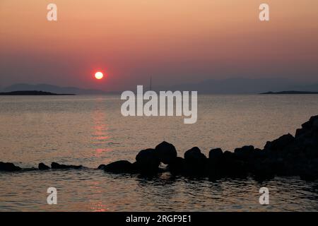 Vouliagmeni Beach Athen Griechenland Sonnenuntergang über dem Meer Stockfoto