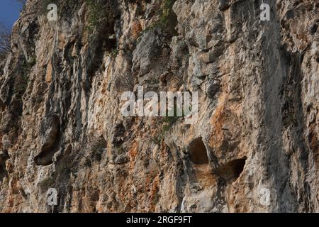 Attika Griechenland Vouliagmeni Vouliagmeni See in der Nähe der Felsformation Stockfoto