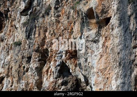 Attika Griechenland Vouliagmeni Vouliagmeni See in der Nähe der Felsformation Stockfoto