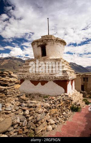 Indien, Ladakh, Sanskar, Padum Khar, Altstadt, große Küken inmitten alter zerstörter Häuser Stockfoto