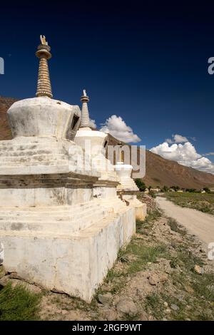 Indien, Ladakh, Zanskar, Phey, eine Reihe buddhistischer Chorten in karger Landschaft Stockfoto