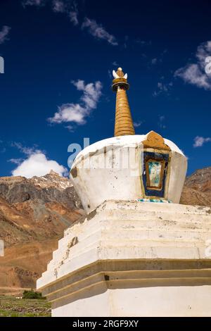 Indien, Ladach, Zanskar, buddhistische Küken in karger Landschaft Stockfoto