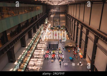 Das Tate Modern Museum mit verschiedenen Ausstellungen in London Stockfoto