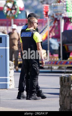 Sicherheitsbeamte der Gemeinschaft auf Patrouille in Weymouth (Dorset), während Asylsuchende am Unterbringungsschiff Bibby Stockholm im Hafen Portland in Dorset angekommen sind, das bis zu 500 Personen aufnehmen wird. Bilddatum: Mittwoch, 9. August 2023. Stockfoto