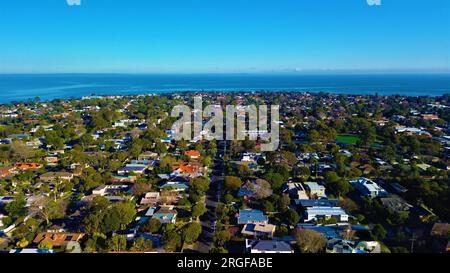 Schöner Tag am Strand an einem hellen Tag in der Nähe der Vororte Stockfoto