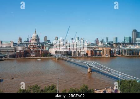 Millennium-Brücke über die Themse am Finanzviertel der Stadt Stockfoto